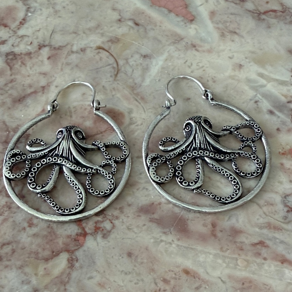 EUC~Vintage Woman’s Hoop Silver Octopus Earrings  With Hook Lock Closure